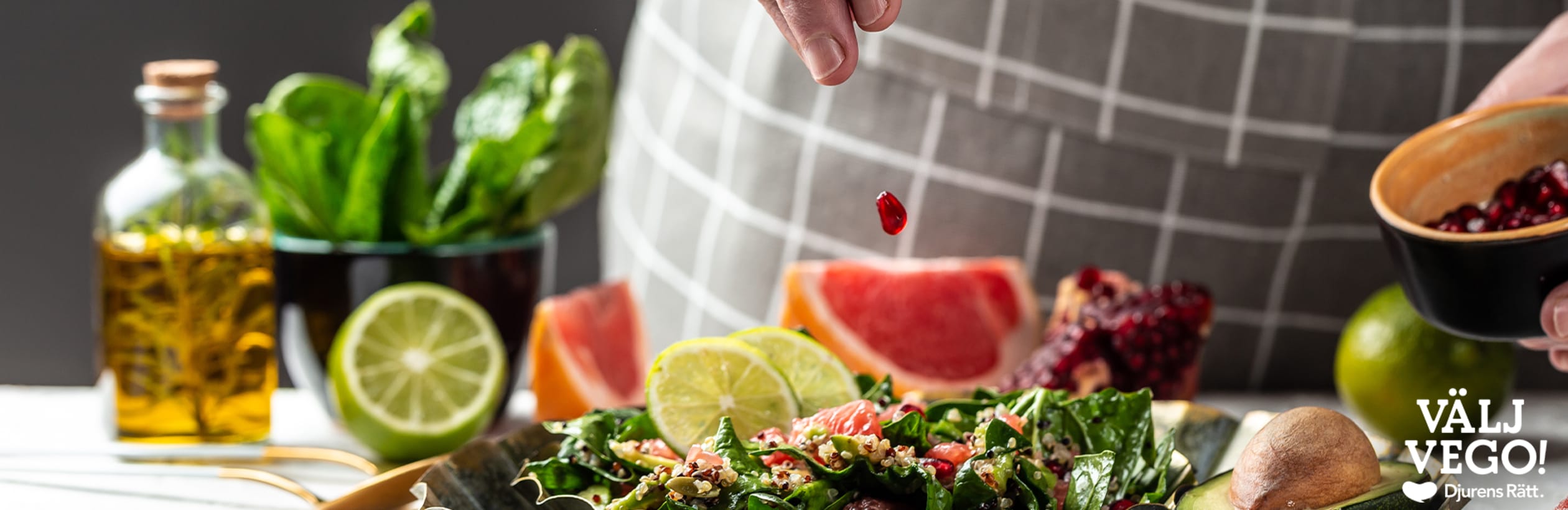 färgglad sallad med välj vegos logga i vänstra hörnet